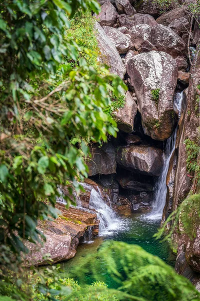 Odkryj Piękno Odległego Ukrytego Miejsca Gdzie Krystalicznie Czysta Zielona Woda — Zdjęcie stockowe