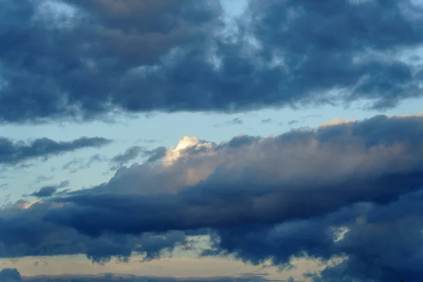Açık Alanları Olan Bulutlu Bir Gökyüzü Mavi Gökyüzünü Ortaya Çıkarıyor — Stok fotoğraf
