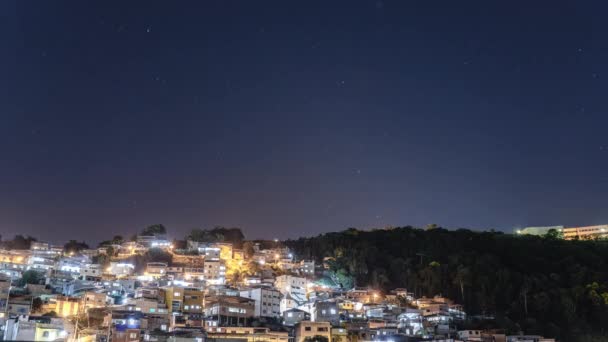 Nocny Timelapse Wzgórza Wypełnionego Favelas Pod Prysznicem Gwiazd Ciemnego Nieba — Wideo stockowe