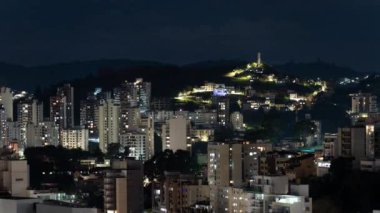 Gece şehir binalarının pencerelerde yanıp sönen ışıkları, kentsel ufuk çizgisini ve hızlı gece hareketlerini gösteren zamanlanmış görüntüleri..