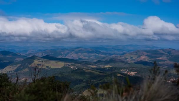 見事な山脈 緑豊かな緑 青い空 白いふわふわの雲を持つイビティポカ公園の息をのむような美しさを目撃してください — ストック動画
