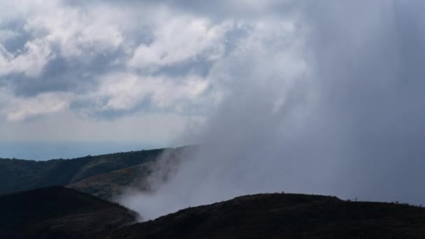 謎と陰謀のシーンで霧と雲によって急速に覆われた暗い山のタイムラプス — ストック動画