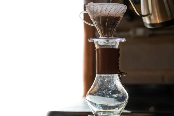 Obserwuj Powolny Proces Przygotowywania Kawy Tradycyjny Sposób Filtrem Prostą Wodą — Zdjęcie stockowe