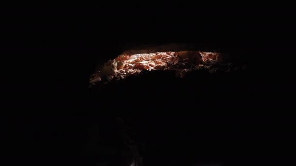 Skupina Lidí Kráčí Jedné Řadě Vychází Jeskyně Prohlídce Průvodcem Jeskyně — Stock video