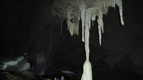 探索一个地下洞穴的深处 一个迷人的巨大钟乳石灯照亮了道路 一群拿着灯笼的人冒险来到地球的中心 想获得一个独一无二的 — 图库视频影像