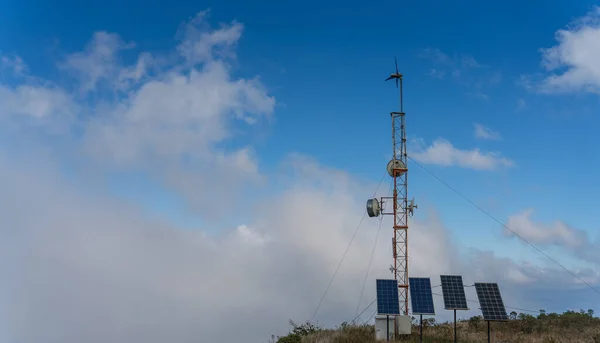 Dağın Tepesindeki Iletişim Anteni Arka Planda Bulutlu Mavi Gökyüzü Bulunan — Stok fotoğraf