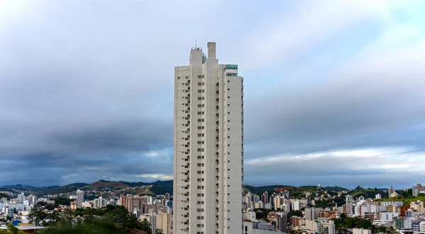 Niesamowicie Długa Ekspozycja Wieżowca Nad Miejską Panoramą Innymi Budynkami Tle — Zdjęcie stockowe