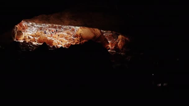 Turisták Egy Csoportja Jól Szervezett Vonalban Hagyja Sötét Barlangot Idegenvezetőjük — Stock videók