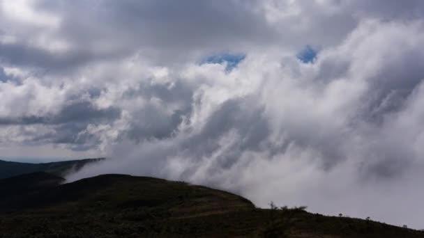 云朵翻越高山 在高峰时遇到看不见的障碍 并一再试图超越它 — 图库视频影像