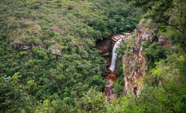 Stock image A breathtaking view of the Mosquito Waterfall in the midst of a green canyon in the Chapada Diamantina, with silky water and pure nature.