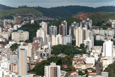 Metinde tipik bir Brezilya şehrinin modern gökdelenler ve yamaç kenar mahallelerinin karışımı anlatılıyor..