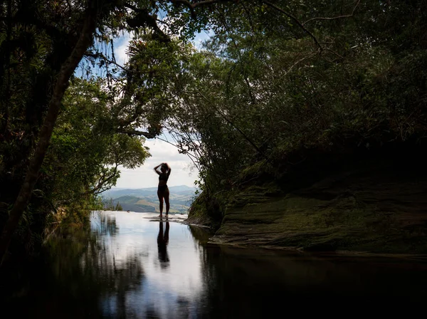 Unbekannte Frau Posiert Fenster Zum Himmel Auf Ibitipocas Ein Fluss lizenzfreie Stockbilder