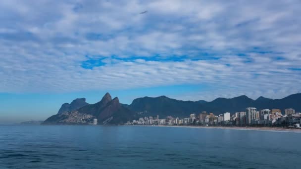 Хронология Пляжа Ипанема Скалы Арпоадор Рио Которой Изображены Далекие Горы — стоковое видео