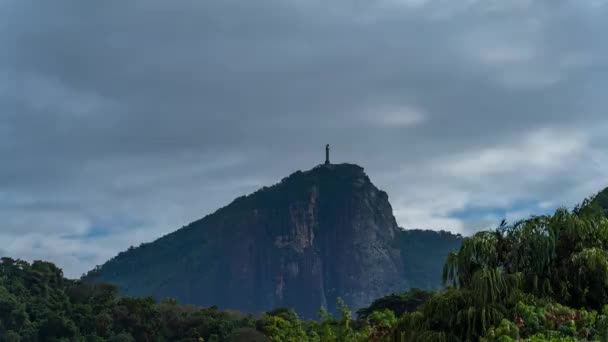 里约的救世主基督纪念碑提供了一个宏伟的景观 面对着一个充满活力的 多云的夏天的天空 鸟儿和直升机拥堵在一起 — 图库视频影像