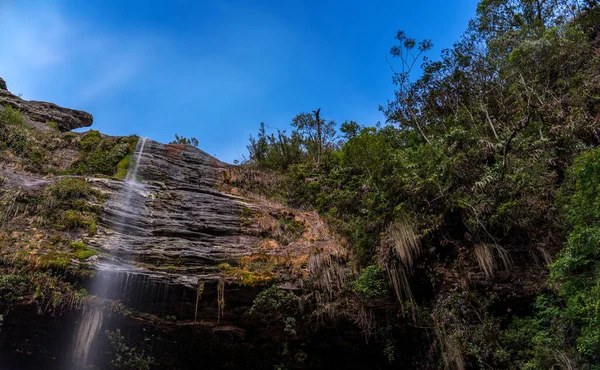 Eine Wunderschöne Langzeitaufnahme Eines Wasserfalls Der Eine Felsige Klippe Hinunterstürzt — Stockfoto