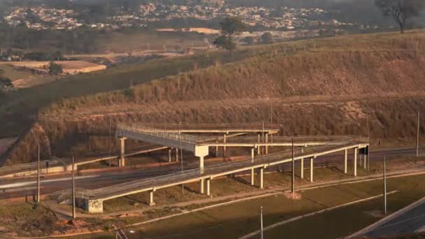 Timelapse Mostu Dla Pieszych Nad Ruchliwej Autostrady Wielopasmowej Nocy Samochodów — Wideo stockowe