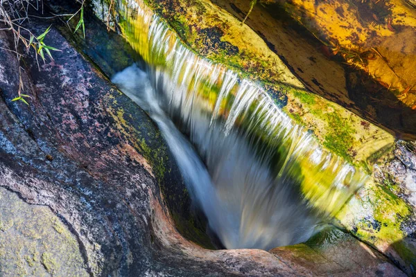 Vista Deslumbrante Uma Cachoeira Cascata Entre Rochas Desaparecendo Destino Desconhecido — Fotografia de Stock