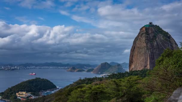 Iconische Suikerbrood Mountain Timelapse Rio Met Een Drukke Baai Scheepvaart — Stockvideo