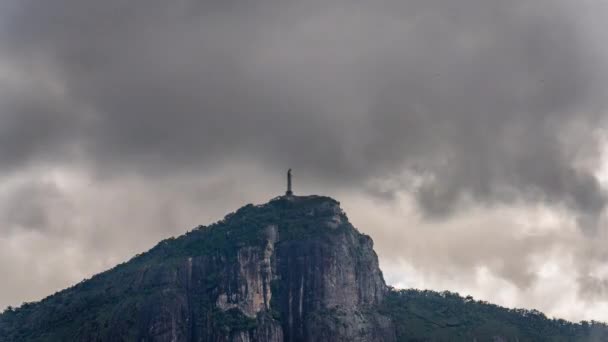 Oszałamiający Upływ Czasu Przedstawia Chrystusa Odkupiciela Rio Pośród Szybkich Chmur — Wideo stockowe