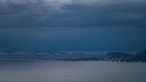 Niteroi桥在暴风雨的天空下遥不可及地经过 象征着雨季或冬季的通信 — 图库视频影像