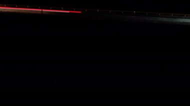 Karanlık bir gecede yüksek hızda geçen araba ışıklarının zamanlaması, mesaj için bolca yer var. Soyut ve dinamik arkaplan. .