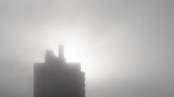 Быстрый Туман Окутывает Силуэт Небоскребов Времени Накладывая Жуткую Тьму Город — стоковое видео