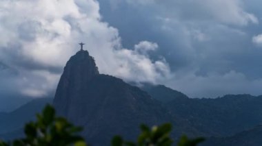 Rio 'daki kurtarıcı İsa' nın zamanı, sallanan ağaç dalları ve kara bulutlarla. Metin alanı ile görüntü oluşturma ideali.