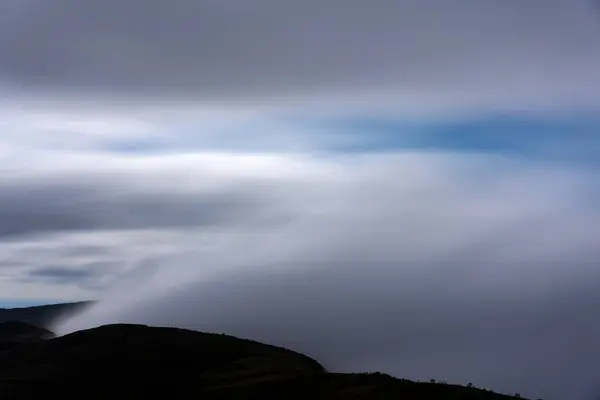 Sis Rüzgara Karşı Savaşıyor Dağ Zirvesine Tırmanmaya Çalışıyor Doğa Güzelliğinin — Stok fotoğraf