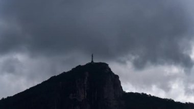Rio 'daki Kurtarıcı İsa' nın zaman çizelgesinde fırtına bulutları, helikopter izleri ve kuşlar yer alıyor..