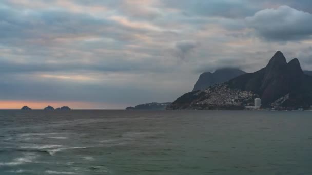 Impressionante Cronologia Crepúsculo Destaca Contraste Gritante Entre Montanhas Dois Irmaos — Vídeo de Stock