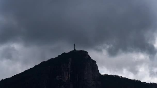 Estátua Cristo Redentor Rio Com Nuvens Tempestade Trilhas Helicóptero Pássaros — Vídeo de Stock