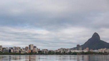 Rio de Janeiros 'un zaman çizelgesi, Lagoa' dan Ipanema 'ya ve Leblon plajlarına kadar olan binaları vurguluyor, Morro de Dois Irmaos arka planıyla.