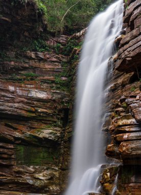 Şelalenin güzelliğini yakalayan, kayalarla çevrili dar bir kanyonda sersemletici uzun pozlar. Dikey perspektif ve insanların yokluğu sakin bir atmosfer yaratır. Şey...