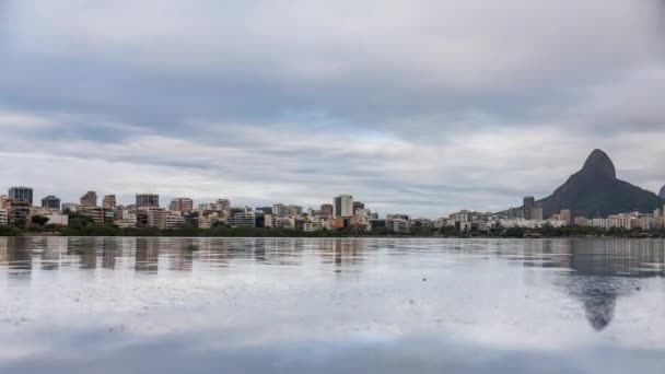 Відео Показує Зайнятий Міський Пейзаж Іпанеми Відображений Ріо Лагосі Розмитими — стокове відео