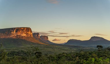Chapada Diamantina 'nın çarpıcı günbatımı manzarası. Yüksek taş duvarlar ve el değmemiş mavi gökyüzü. Seyahat ve doğa aşıkları için ideal..