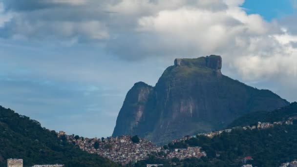 随着时间流逝 影片突出显示了在里约德雅内罗斯的Pedra Gavea山和广袤的Rosinha Favela山之间的对比 — 图库视频影像