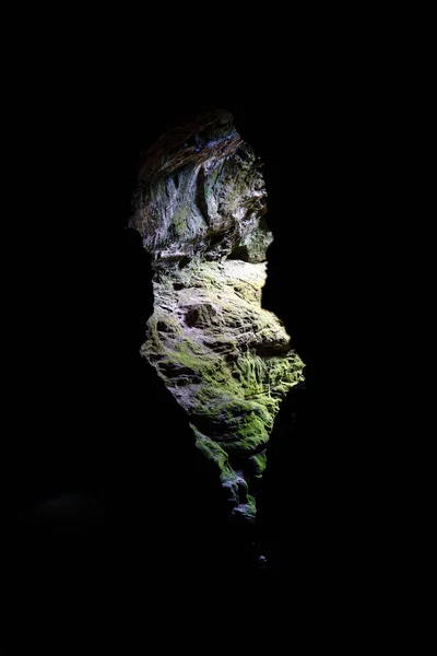Ciemne Ściany Jaskini Oprawiają Światło Płynące Zewnątrz Tworząc Dramatyczne Wejście — Zdjęcie stockowe