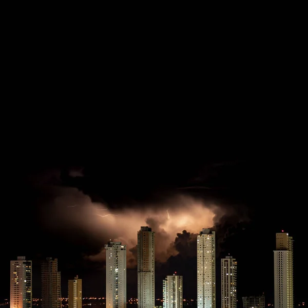 Dramatische Nachtansicht Von Wolkenkratzern Mit Stürmischem Dunklen Himmel Und Blitzeinschlägen — Stockfoto