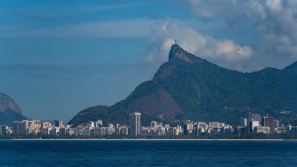 令人难忘的里约热内卢的时间间隔展示了它的海湾 现代建筑 贫民窟和标志性的基督雕像 — 图库视频影像