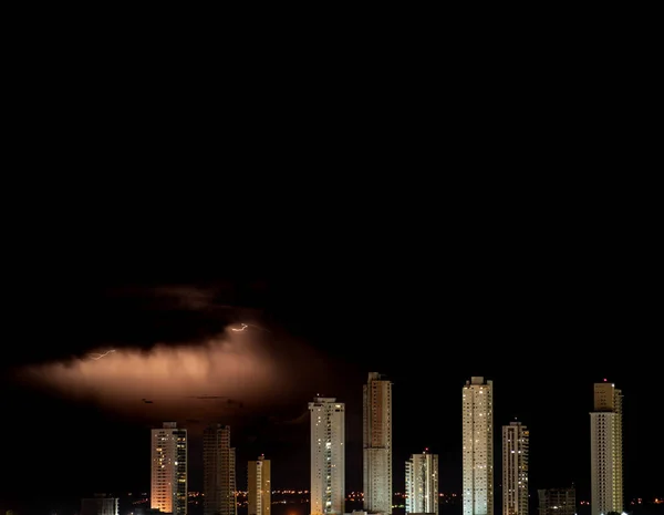어둡고 불길한 하늘에 대하여 빌딩의 생생한 번개와 폭풍을 기다리고 텍스트 — 스톡 사진