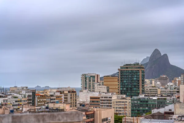 Gewitterwolken Über Rios Skyline Mit Gebäuden Dächern Zwei Brüder Felsen — Stockfoto