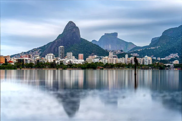Long Exposure Photo Rio Janeiros Lagoa Featuring Blurred Cormorant Skyscrapers — Stock Photo, Image