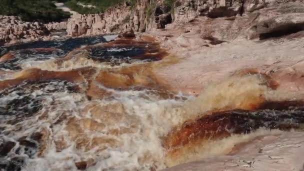 Imagens Incríveis Cachoeiras Vermelhas Fluindo Piscinas Rochosas Cenário Denso Selva — Vídeo de Stock