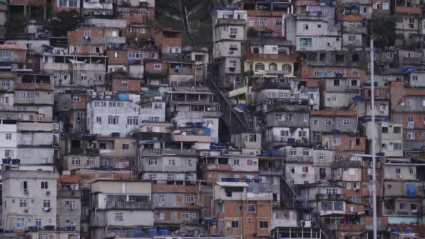 影片展示了在里约热内卢一座陡峭的山丘上 一个现代的滑车在人口稠密的贫民窟中航行 — 图库视频影像