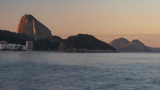 リオのシュガーローフ山のタイムラプス 移動する海との日没で テキストスペースとの夕方の設定に最適 — ストック動画