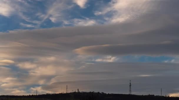 云彩带着通信天线在山上旋转 从日落过渡到黄昏 时间在飞逝 — 图库视频影像