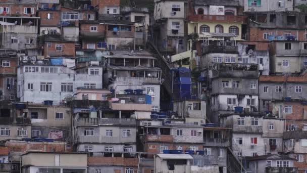Provazová Dráha Prochází Hustě Osídlenou Favelou Rio Janeiru Zdůrazňuje Ostrý — Stock video