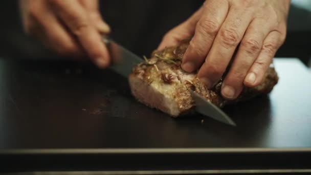 Chef Habilement Tranches Viande Ibérique Secret Dans Une Cuisine Commerciale — Video