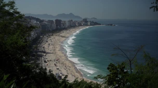 リオデジャネイロのイパネマビーチのビデオショット住宅の建物 観光客 海の波を展示 — ストック動画