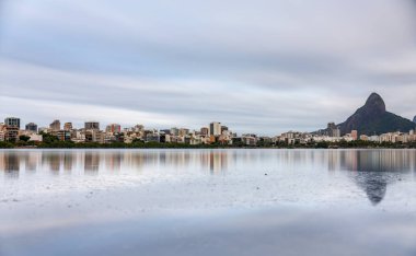 Rio de Janeiros gölünün modern binalar ve dağlarla uzun pozu. Bu karşıtlıklar şehrinde metin için boşluk.